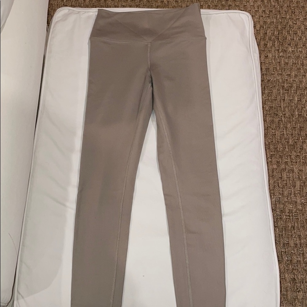 Alo Yoga Airbrush legging in sand
